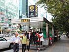 地下鉄２号線・空港鉄道・京義中央線ホンデイック（弘大入口・Hongik Univ. 239/A03/K314）駅９番出口を出て、すぐに左に曲がり、まっすぐ進んでいきます。