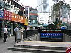 地下鉄１・４号線トンデムン（東大門・Dongdaemun・128/421）駅７番出口を出て後ろ方向約７０ｍほど進み、