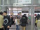 地下鉄２号線カンビョン（江辺・Gangbyeon・214）駅１番出口方面へ向かい、階段を下り、