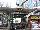 地下鉄４号線ミョンドン（明洞・Myeong-dong 424）駅６番出口を出て、すぐ左に曲がり、