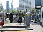 地下鉄３号線キョンボックン（景福宮・Gyongbokgung・327）駅２番出口を出て、３５０ｍほど直進し