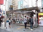 地下鉄４号線ミョンドン（明洞・Myeong-dong・424）駅６番出口を出て、左に伸びるメインストリートを直進します。