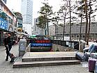 地下鉄１・４号線トンデムン（東大門・Dongdaemun･128/421）駅７番出口を出てすぐ反対方向に７０ｍほど進み、