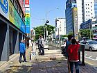 地下鉄１・９号線ノリャンジン（鷺梁津・noryangjin・136/917）駅７番出口を出て、そのまま歩道に沿って直進します。