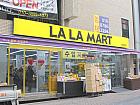 １本目の路地を右に曲がると、すぐ左側にお店があります。徒歩約１分。