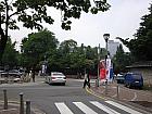 道が３本に分かれ、真ん中の道に直進します。