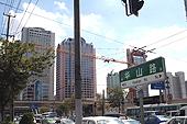 華山路を延安西路（架橋のある道路）の方向に歩き、架橋を超えます。