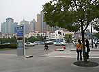 1つ目の交差点（世紀大道×潍方路）で右折して世紀大道を渡ります。