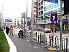 すぐにぶつかる交差点を左折し、「九江路」を直進します。「河南中路」、「江西中路」、「四川中路」を超えて行くと、右手にホテルがあります。徒歩約8～10分。

