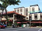 坂道を下りきったあたりの右側に「Hotel Nostalgia」というブティックホテルが見えてきます。そのホテルの先、3軒目がお店になります。