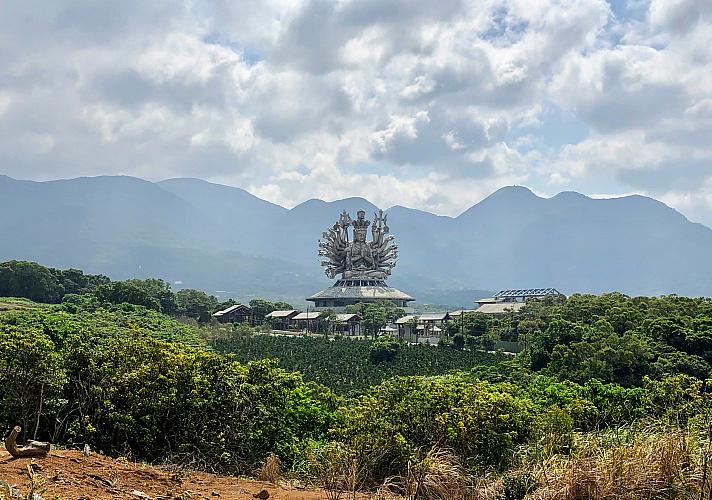 緑の中にひときわ目立っている千手観音 | 台北ナビ