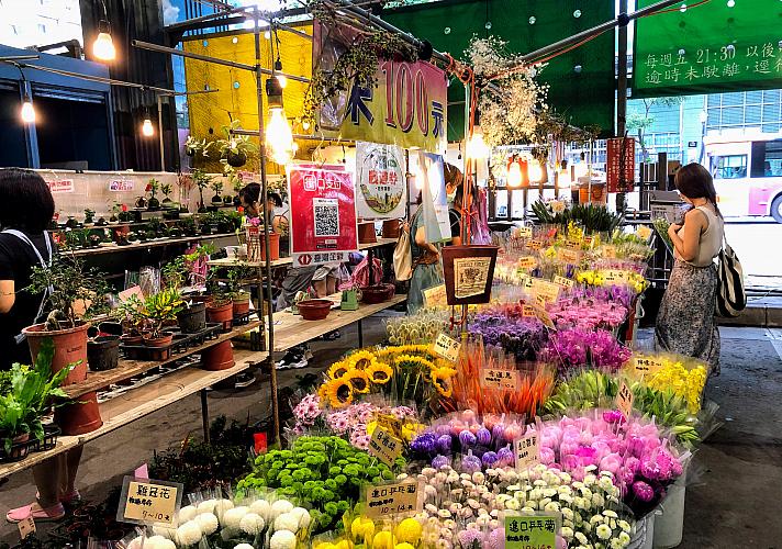 相変わらずにぎわう高架下の花市場 | 台北ナビ