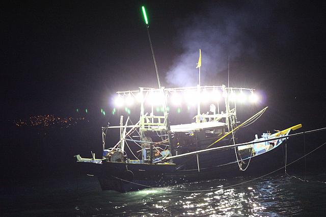 夜釣鎖管 基隆 イカの夜釣り 台湾エンタメ レジャー 台北ナビ